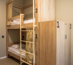 Кровать в 4-местном общем мужском номере в Pillow Hostel