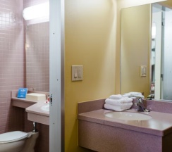Двухместный номер Economy корпуса 3-6 (2 отдельные кровати) в Howard Johnson by Wyndham Anaheim Hotel and Water Playground