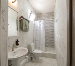 Двухместный номер Classic с видом на внутренний двор двуспальная кровать в Rodnik village&SPA