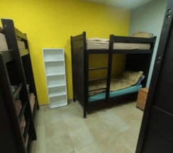 Кровать в общем номере с видом на внутренний двор в Хостел на Геологов