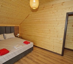 Коттедж с балконом и с красивым видом из окна в Диамант