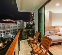 Двухместный номер Executive с видом на бассейн двуспальная кровать в The Lunar Patong