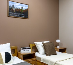 Трехместный номер с общей ванной комнатой в Номера в Гатчине