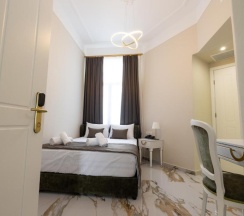 Двухместный номер Deluxe с балконом двуспальная кровать в Modern Luxury Hotel