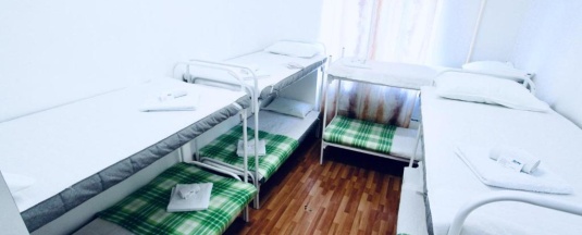 Кровать в 8-местном общем мужском номере в Гости