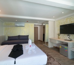 Трёхместный номер Deluxe с балконом и с видом на море в Destination Patong