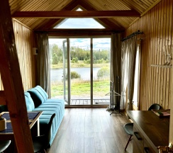 Двухместный семейный коттедж с видом на озеро двуспальная кровать в Ерёмина гора