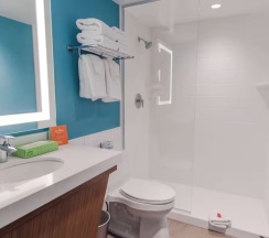 Четырёхместный люкс корпус 1 Family с 2 комнатами в Howard Johnson by Wyndham Anaheim Hotel and Water Playground