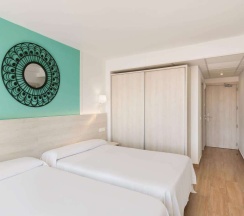 Двухместный номер с видом на бассейн двуспальная кровать в Hotel Best Lloret Splash