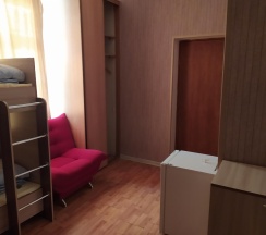 Кровать в 8-местном мужском номере 25м2 в Диско