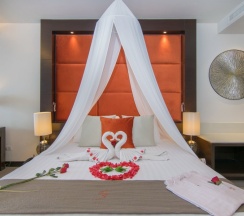 Двухместный люкс Honeymoon с видом на море двуспальная кровать в Cape Sienna Gourmet Hotel & Villas