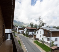 Двухместный номер Стандарт с балконом и с видом на горы двуспальная кровать в Роза шале