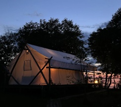 Двухместный Глэмпинг Эко с видом на озеро двуспальная кровать в Глэмпинг на озере Сиг