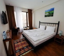 Двухместный номер Standard с балконом (двуспальная кровать) в Отель Mountain House Kazbegi