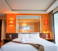 Двухместный люкс с балконом двуспальная кровать в Hotel Mermaid Bangkok