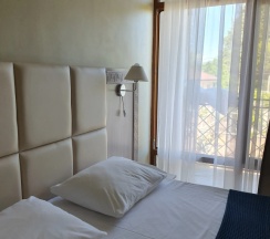 Трёхместный номер Superior с балконом в Guest house Meka