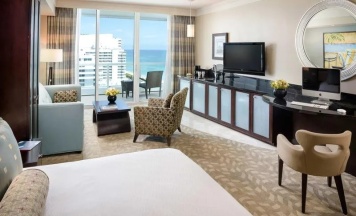Двухместный полулюкс Sorrento oceanfront (двуспальная кровать) в Fontainebleau Miami Beach
