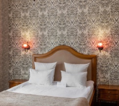 Двухместный полулюкс №4 с 2 комнатами с красивым видом из окна двуспальная кровать в Лель