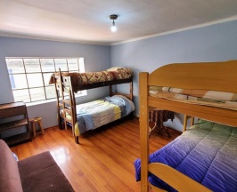 Кровать в общем номере с красивым видом из окна в Inka City Hostel