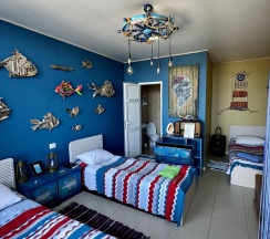 Кровать в 3-местном общем мужском номере Кусто в Дом Радости