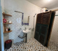 Двухместный номер Standard с видом на сад двуспальная кровать в Saigonese Trekking House - Hostel