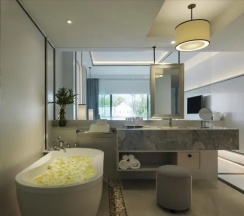 Двухместный номер Superior с видом на бассейн двуспальная кровать в Chanalai Romantica Resort Kata Beach - Adults Only