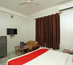 Двухместный номер Standard двуспальная кровать в OYO 14185 Laxmi Yellow Guest House