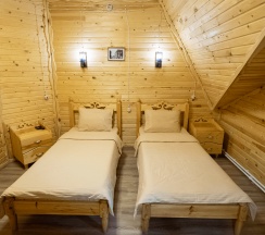Номер стандарт с 2 односпальными кроватями (с завтраком, мансарда) в Мера