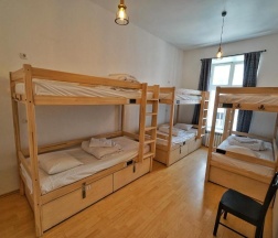 Кровать в общем номере (женский номер) в The Monks Bunk Hostel & Bar