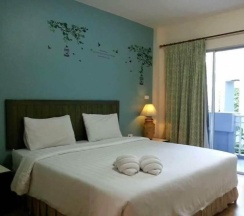 Двухместный номер Standard с балконом двуспальная кровать в Baan Suksiri Hotel