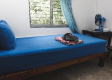 Кровать в общем номере в Tuk Tuk Guesthouse Koh Chang