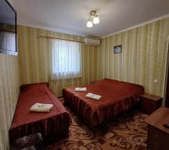 Комната стандарт с 1 односпальной и 1 двуспальной кроватью в Надежда