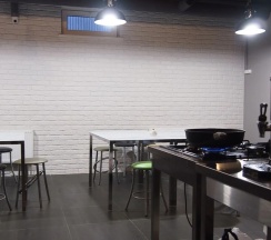 Кровать в общем номере (мужской номер) в Opaliha Loft rooms