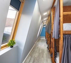 Кровать в общем номере (женский номер) в Море