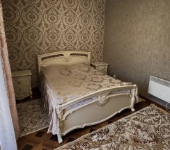 Коттедж с балконом и с красивым видом из окна в Усадьба в горах