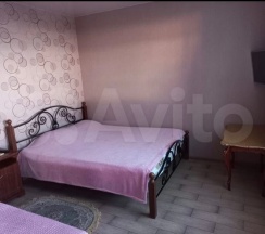 Трехместный номер с двуспальной и односпальной кроватями в На отрадной