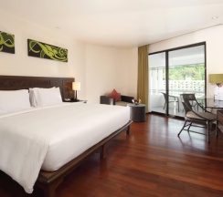 Двухместный номер с видом на бассейн двуспальная кровать в Le Meridien Phuket Beach Resort