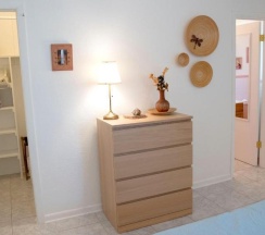 Коттедж с 2 комнатами в Private designer 8 room art getaway 2 Br-2Ba Full Kitchen Barbecue Patio 2min to beach