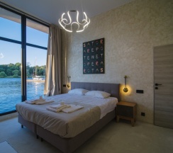 Коттедж с балконом и с красивым видом из окна в Whitemare