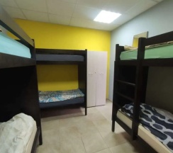 Кровать в общем номере с видом на внутренний двор в Хостел на Геологов