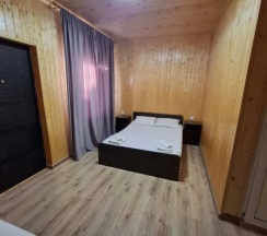 Трёхместный Домик с балконом и с красивым видом из окна в У Кристины