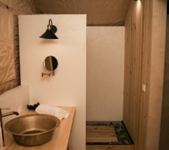 Тент-хаус в сосновом лесу в Синий Яр