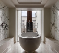 Номер Люкс Four Seasons Кинг в Four Seasons Hotel Moscow