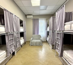 Кровать в 8-местном общем женском номере в Sova