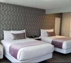 Двухместный семейный номер Standard двуспальная кровать в Sunset West Hotel, SureStay Collection by Best Western