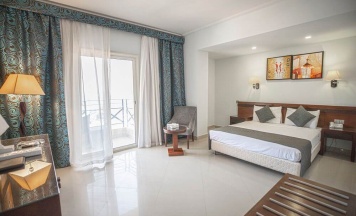Двухместный номер Standard с видом на море двуспальная кровать в Elysees Hotel