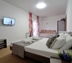 Семейный пятиместный номер в Белое солнце
