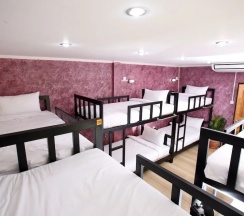 Кровать в общем номере с балконом и с красивым видом из окна в Thai Cat Hostel BB Bangkok