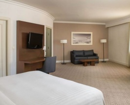 Двухместный номер Corner Executive с балконом и Republic Square View двуспальная кровать в Armenia Marriott Hotel Yerevan