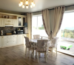 Вилла с балконом и с красивым видом из окна в Гостевой дом